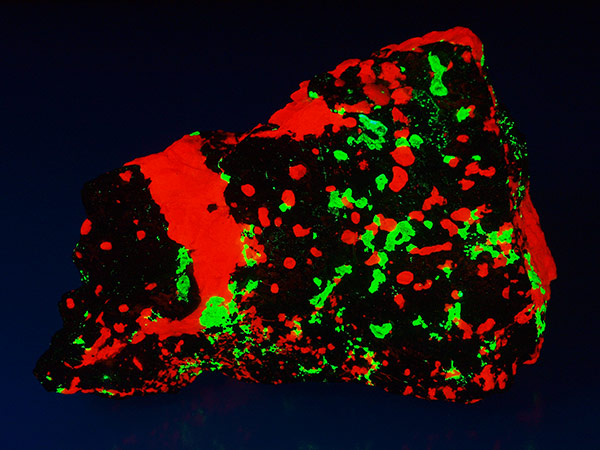 Aegirine under shortwave ultraviolet light